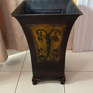 Floor vase. Gold and brown